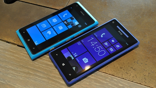 Экраны Nokia Lumia 920 и HTC 8x