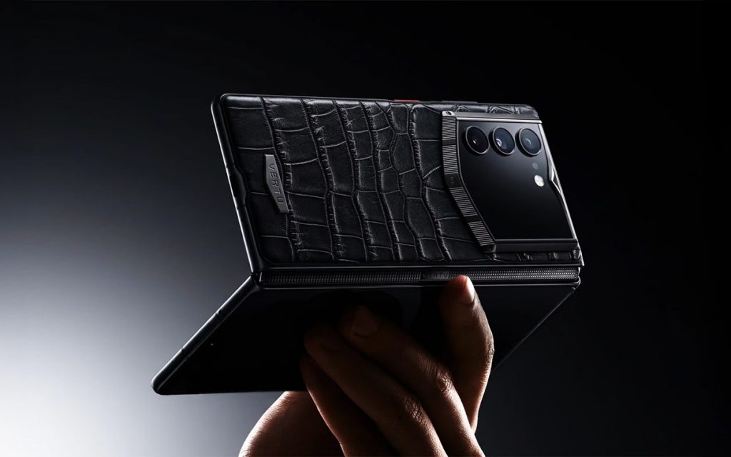 Vertu выпустила складной AlphaFold почти за пол миллиона рублей с ИИ-ассистентом и спутниковой связью
