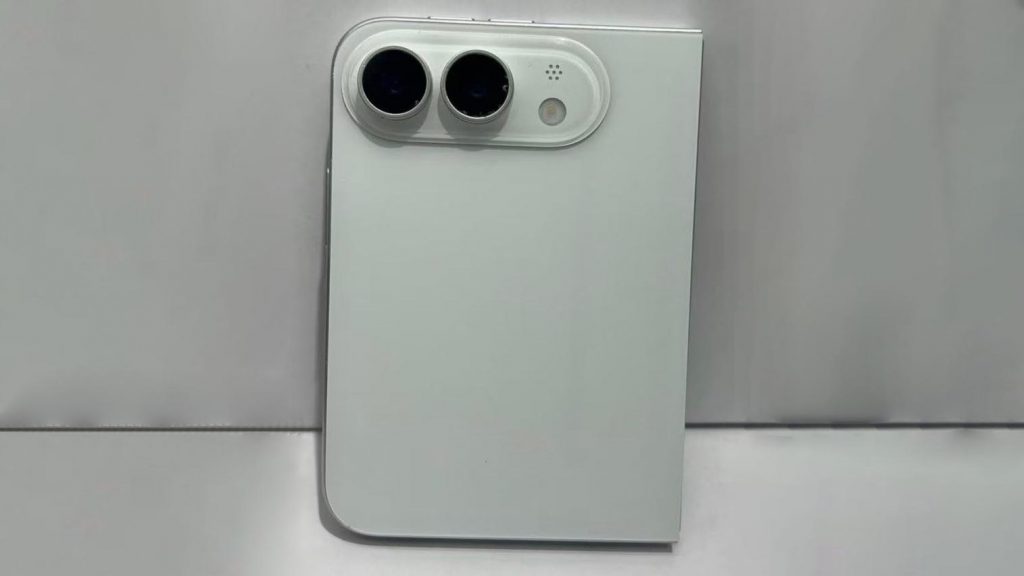 В сеть утекли новые макеты первого складного iPhone