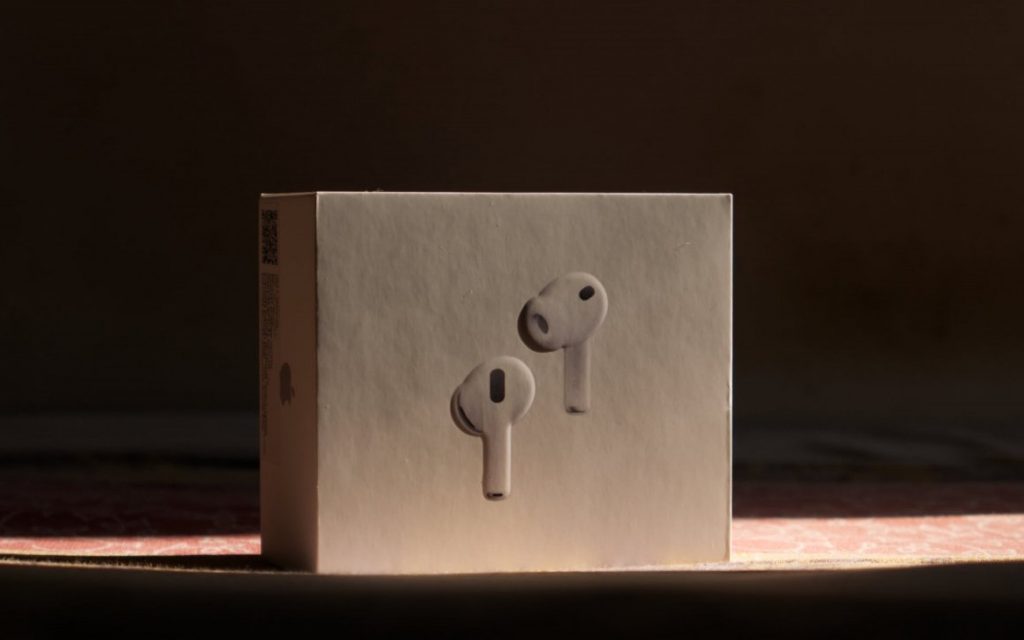 Apple могла приостановить разработку AirPods Ultra с камерами для Siri