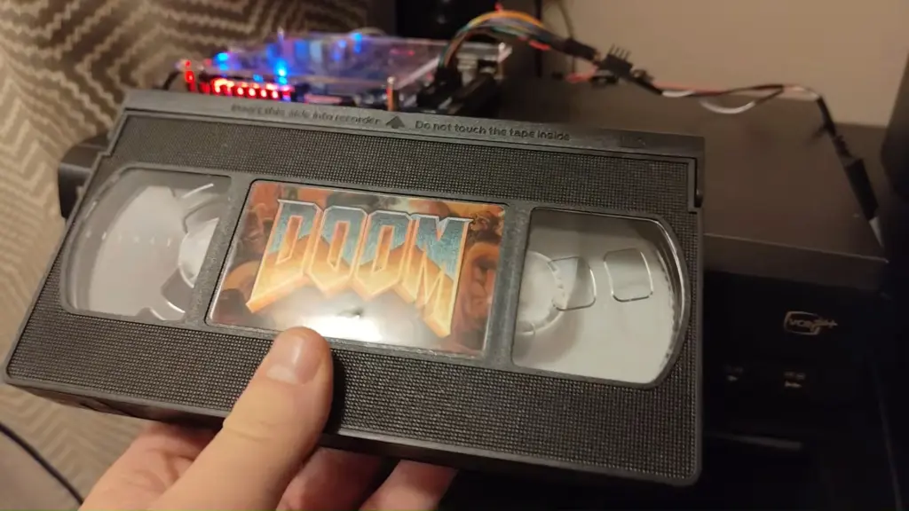 Энтузиаст превратил VHS-магнитофон в игровую систему для Doom и Super Mario Bros.
