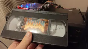 Энтузиаст превратил VHS-магнитофон в игровую систему для Doom и Super Mario Bros.