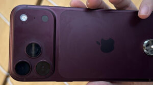 Владельцы iPhone 18 Pro жалуются на выцветание корпуса — бордовые смартфоны постепенно бледнеют