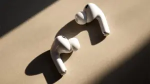 AirPods с камерами стали ближе к релизу: Apple тестирует финальный дизайн